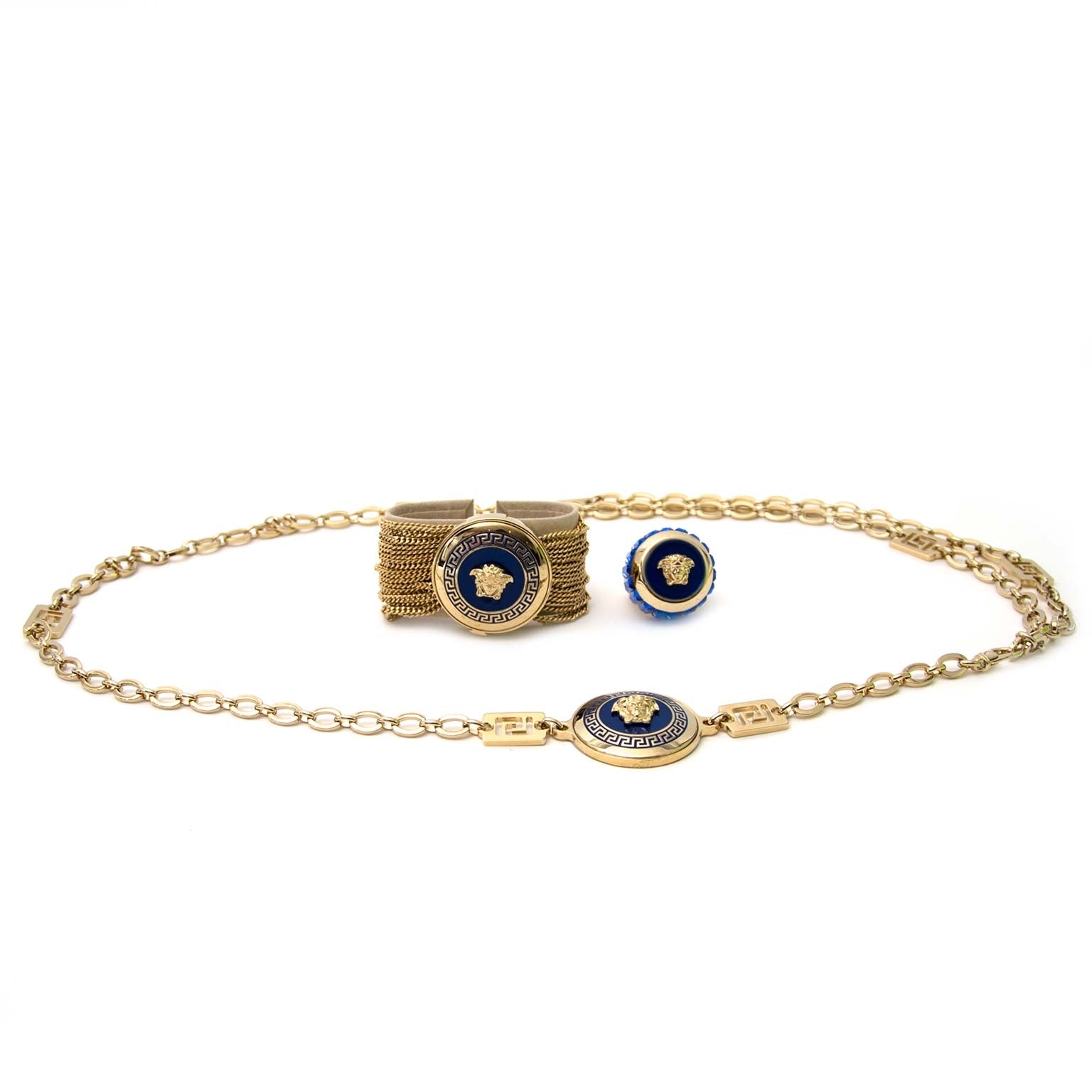 Versace Ring Chain Belt & Bracelet Gold Blue Jewelry Set Buy authentic designer Versace secondhand jewelry at Labellov at the best price. Safe and secure shopping. Koop tweedehands authentieke Versace juwelen ring riem bij designer webwinkel labellov