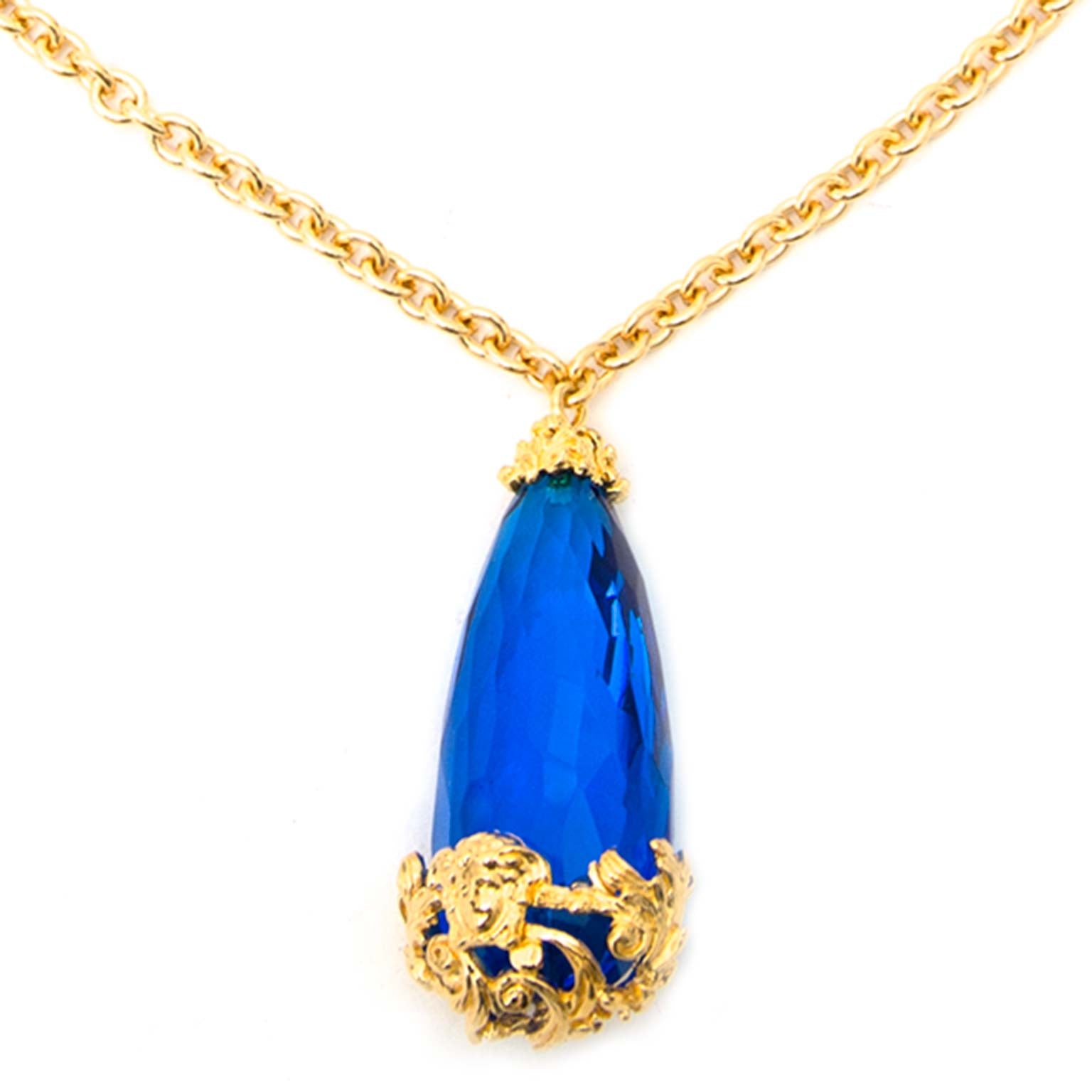 Versace Blue Stone Gold Chain Necklace Buy authentic designer Versace secondhand jewellery at Labellov at the best price. Safe and secure shopping. Koop tweedehands authentieke Versace juwelen bij designer webwinkel labellov.