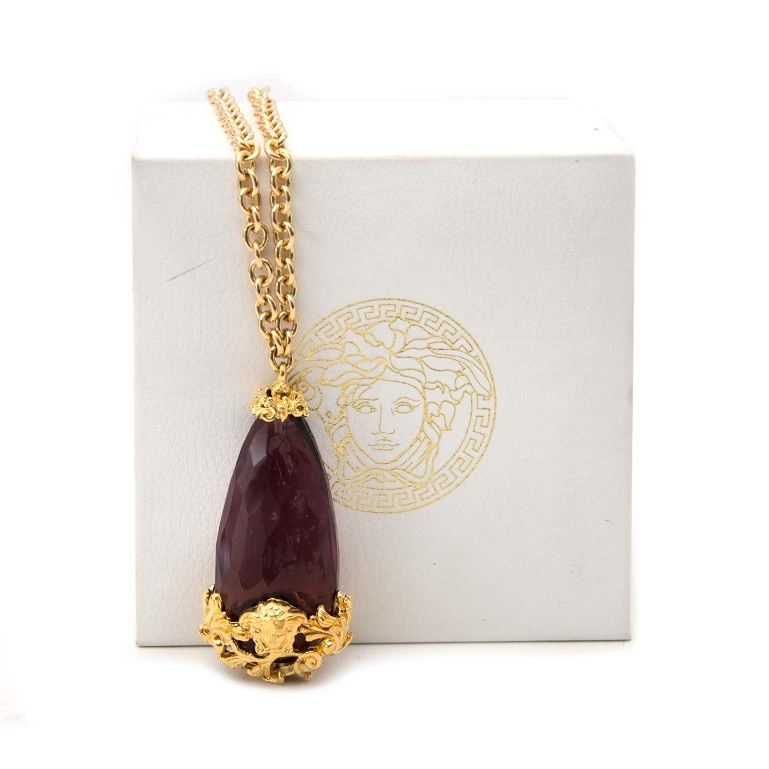 Versace Purple Stone Gold Chain Necklace Buy authentic designer Versace secondhand jewellery at Labellov at the best price. Safe and secure shopping. Koop tweedehands authentieke Versace juwelen bij designer webwinkel labellov.