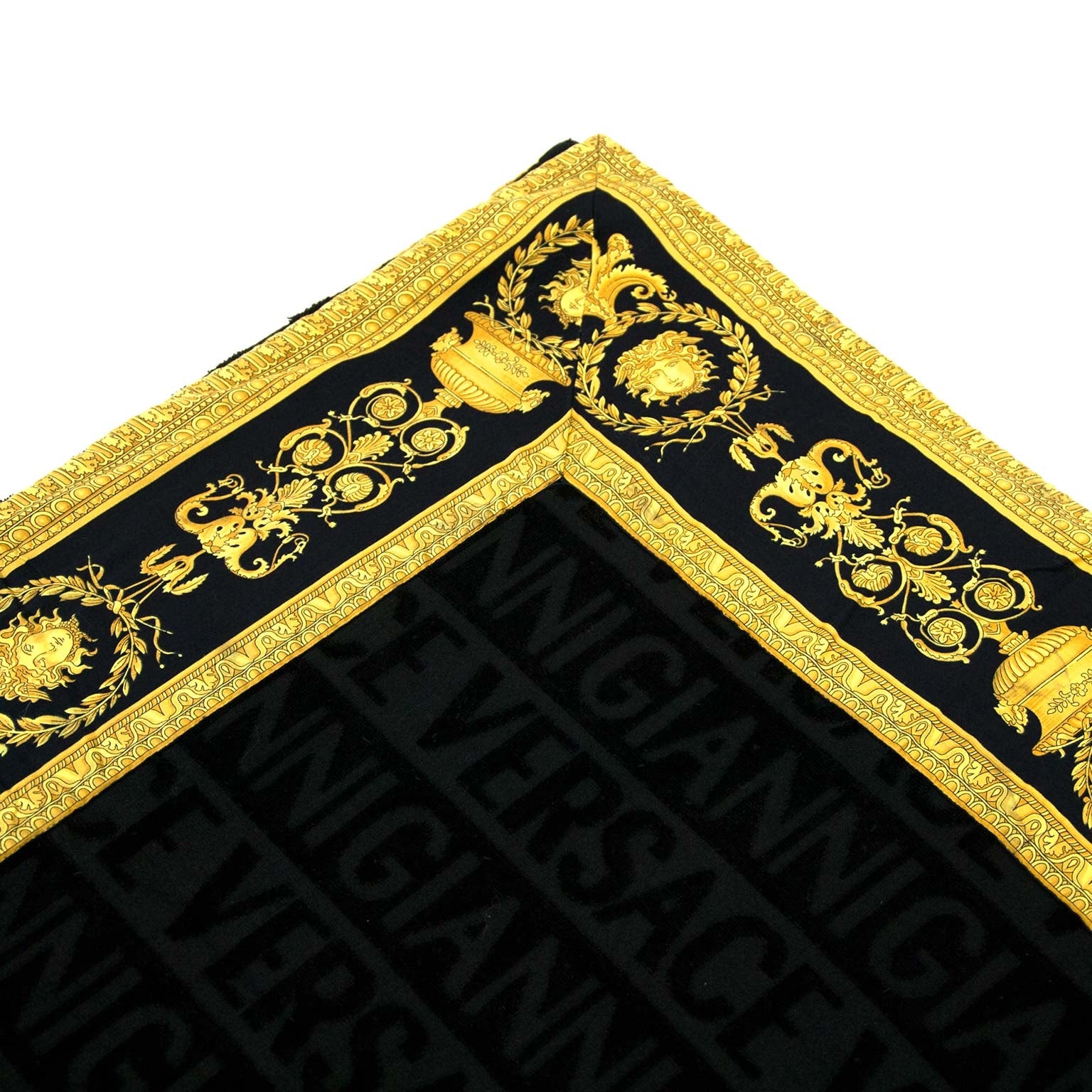 Koop authentieke versace handdoeken bij labellov vintage mode webshop belgië