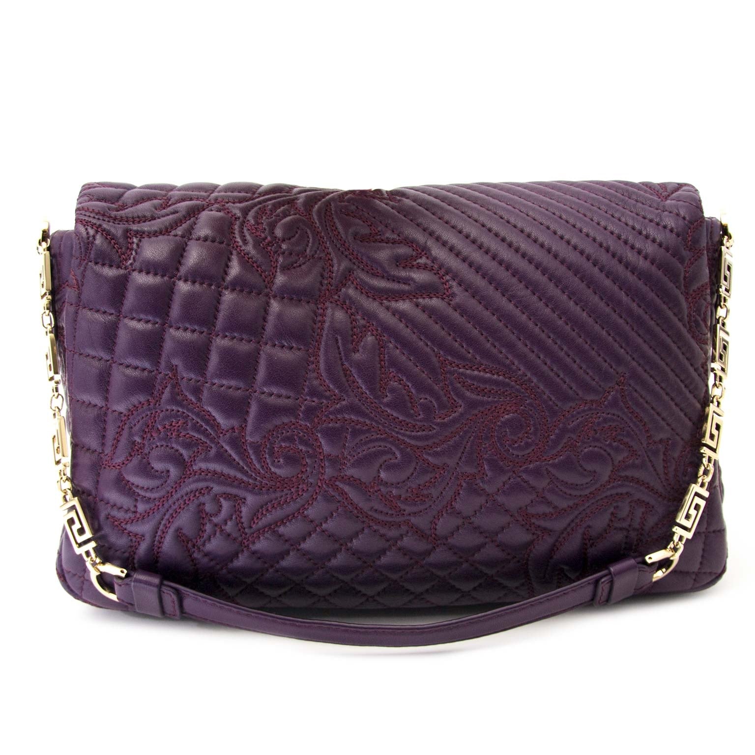 Versace Purple Quilted Paisley Medusa Shoulder Bag Buy authentic designer Versace secondhand bags at Labellov at the best price. Safe and secure shopping. Koop tweedehands authentieke Versace tassen bij designer webwinkel labellov.