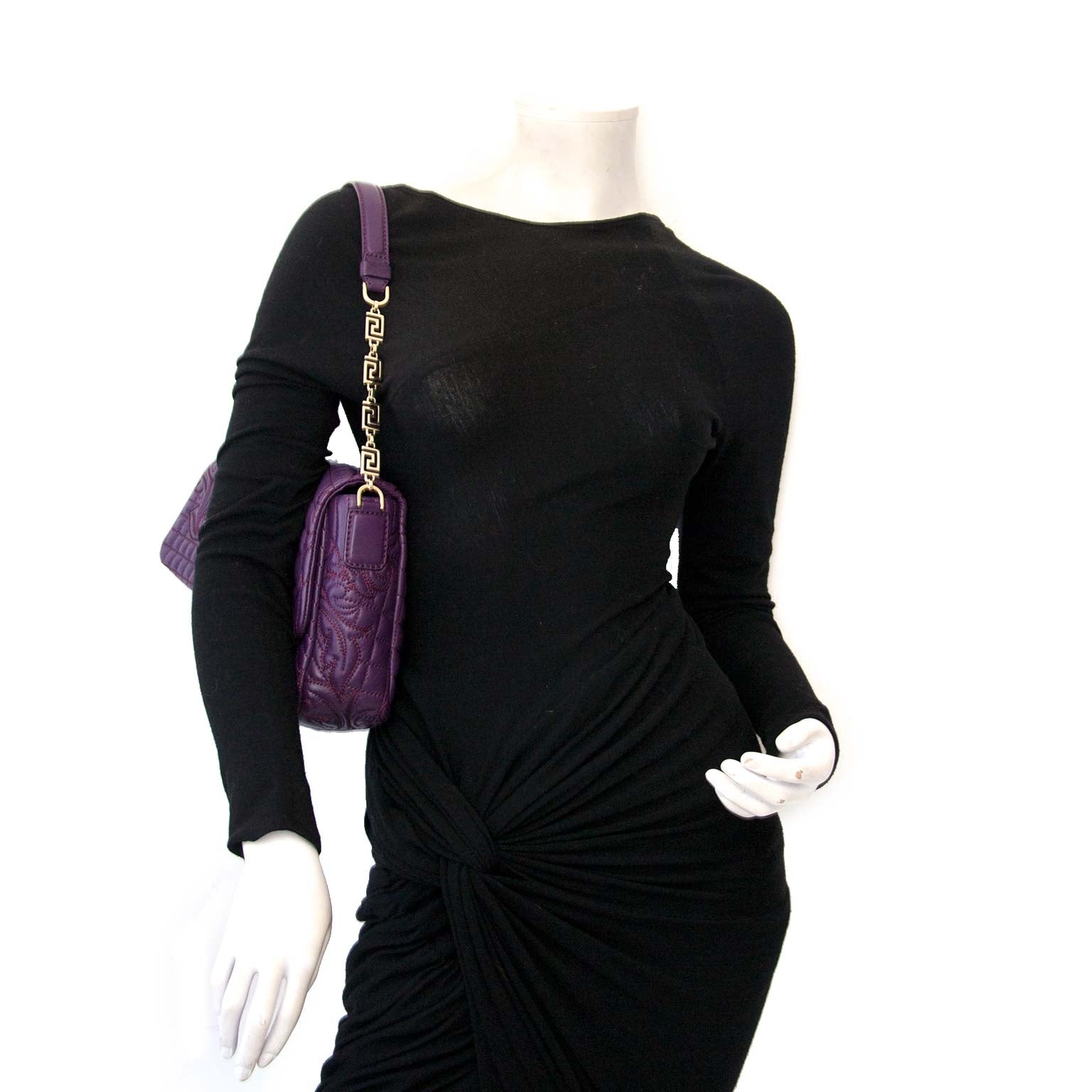 Versace Purple Quilted Paisley Medusa Shoulder Bag Buy authentic designer Versace secondhand bags at Labellov at the best price. Safe and secure shopping. Koop tweedehands authentieke Versace tassen bij designer webwinkel labellov.