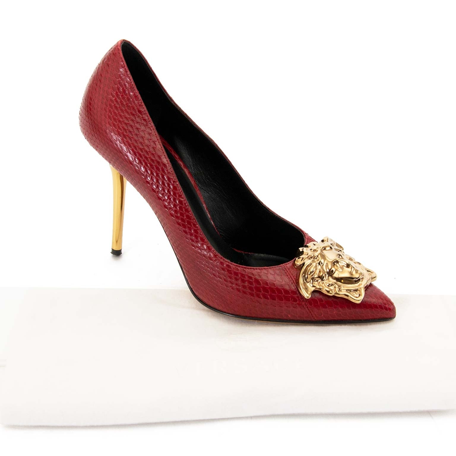 achetez et vendez seconde main Versace Red Leather Medusa Pumps - Size 37 chez labellov anvers au meilleur prix