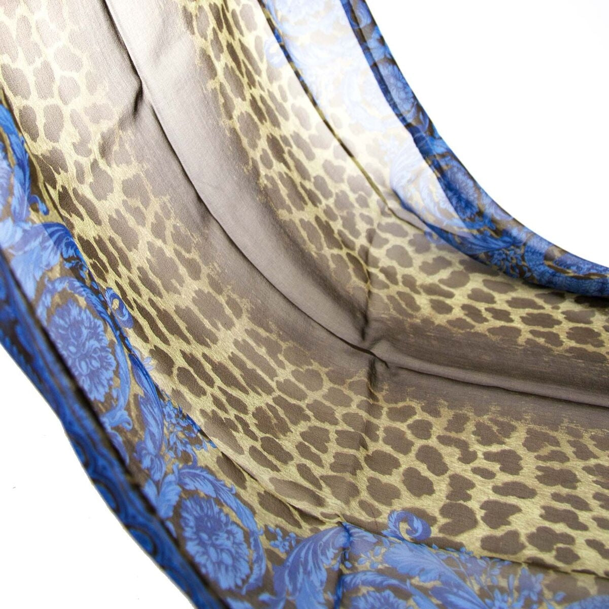 Koop authentieke tweedehands Versace blauwe sjaal aan een eerlijke prijs bij LabelLOV. Veilig online shoppen.