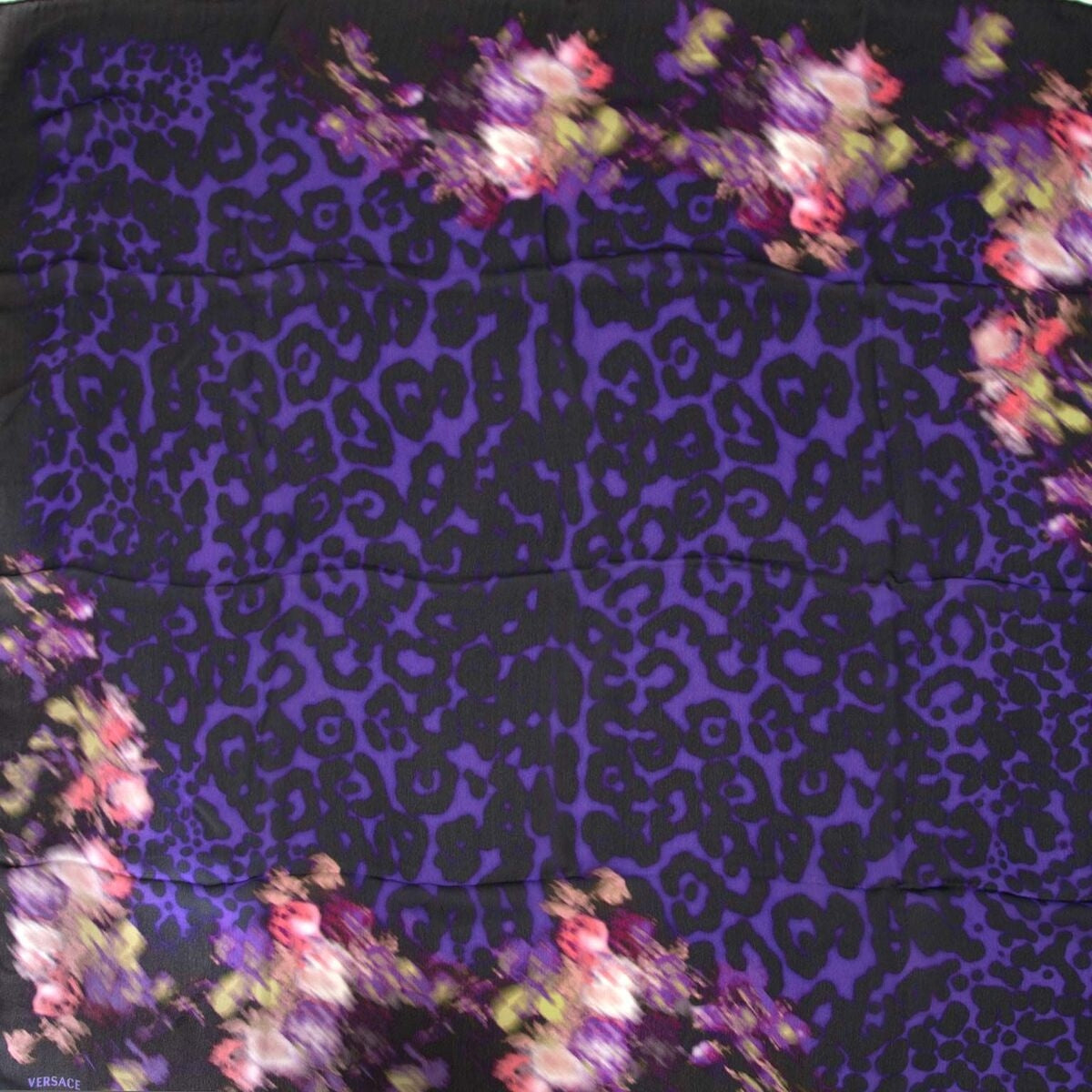 Koop authentieke tweedehands Versace sjaals aan een eerlijke prijs bij LabelLOV. Veilig online shoppen.
