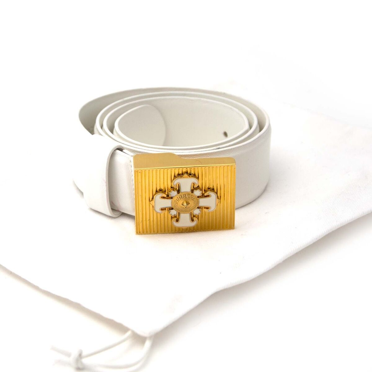 Achetez authentique seconde main Versace ceinture dans le couleur blanc pour le bon prix chez LabelLOV.