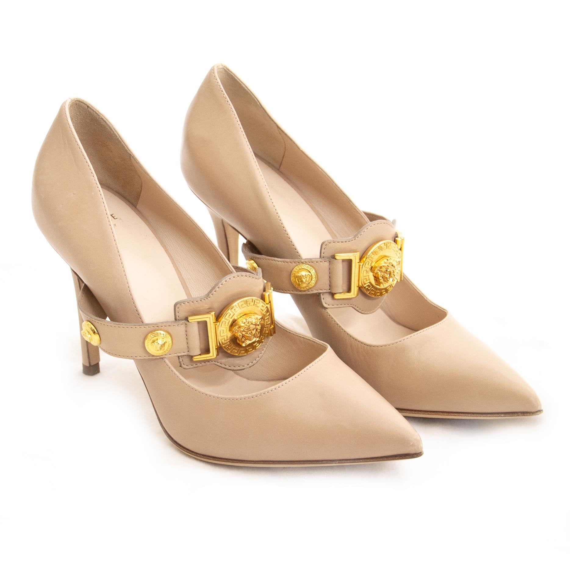 Versace Nude Medusa Pump - 37,5 (Labellov). For the best price at LabelLov. Pour le meilleur prix à LabelLOV. Voor de beste prijs bij LabelLOV.