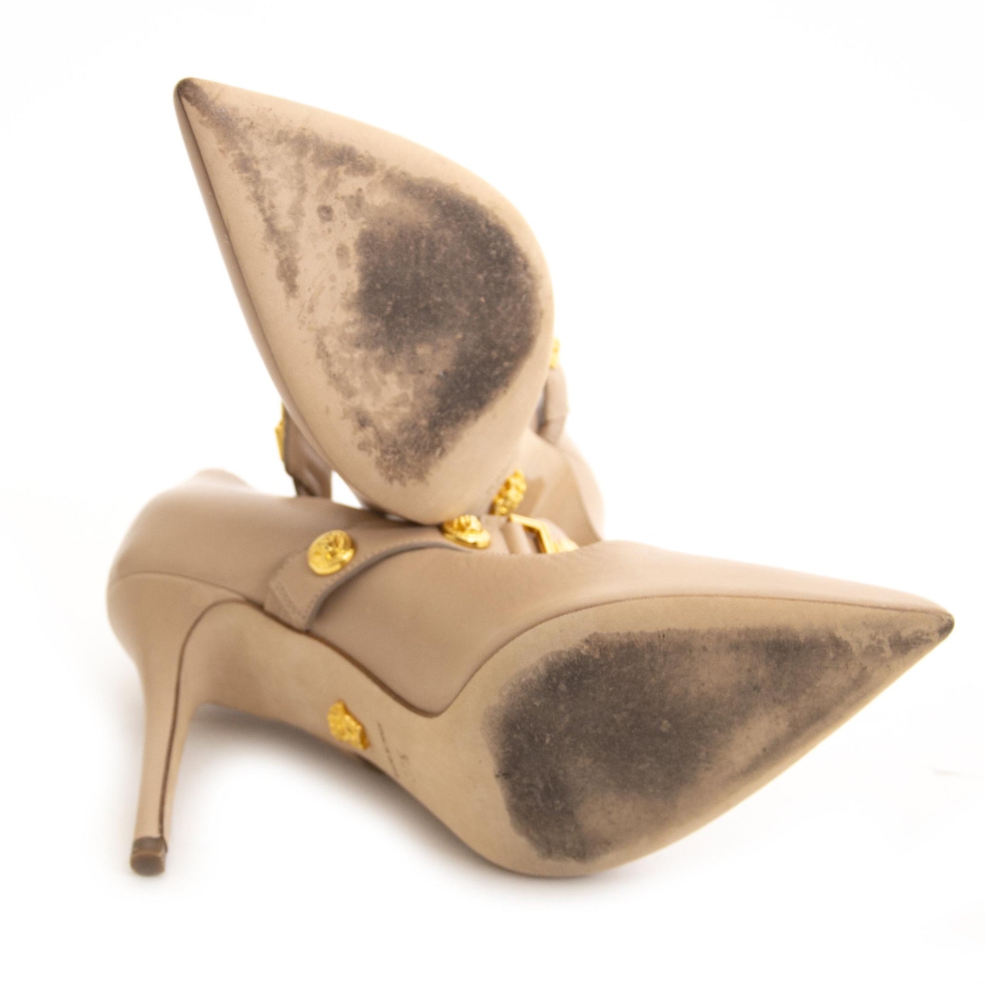 Versace Nude Medusa Pump - 37,5 (Labellov). For the best price at LabelLov. Pour le meilleur prix à LabelLOV. Voor de beste prijs bij LabelLOV.
