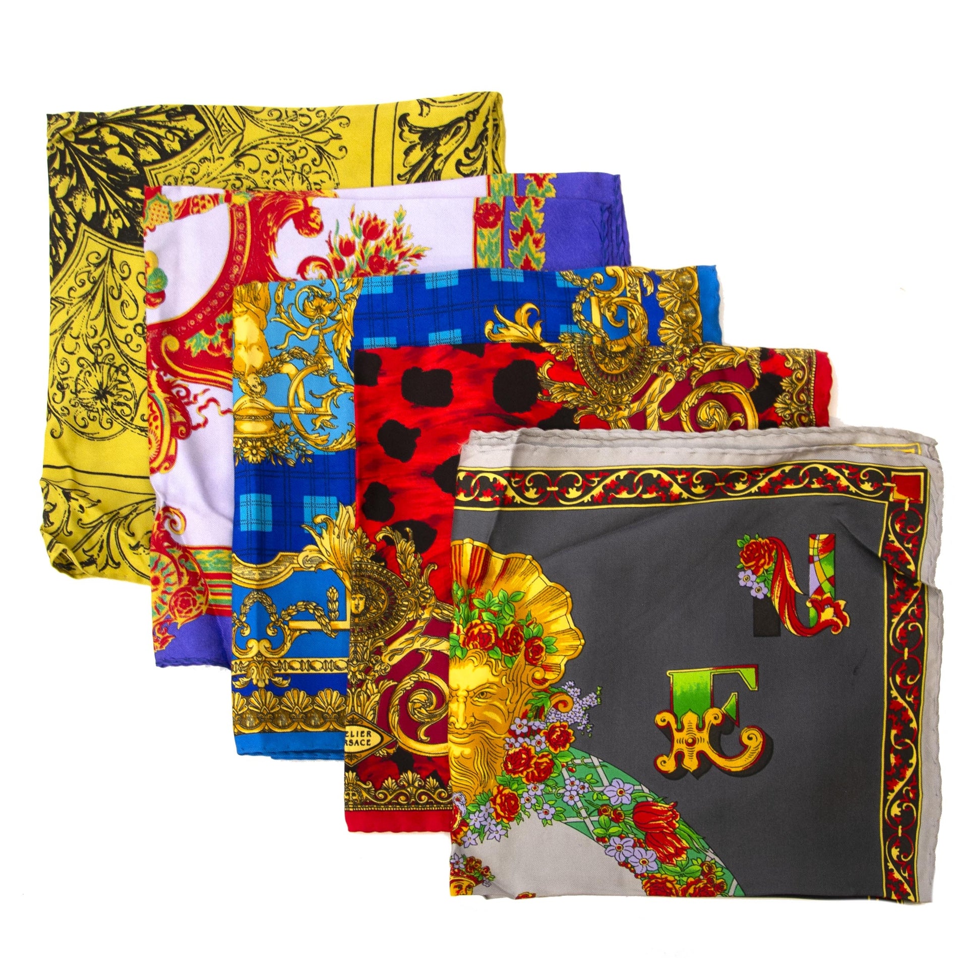 Koop tweedehands Versace sjaals aan de juiste prijs bij LabelLOV vintage webshop.