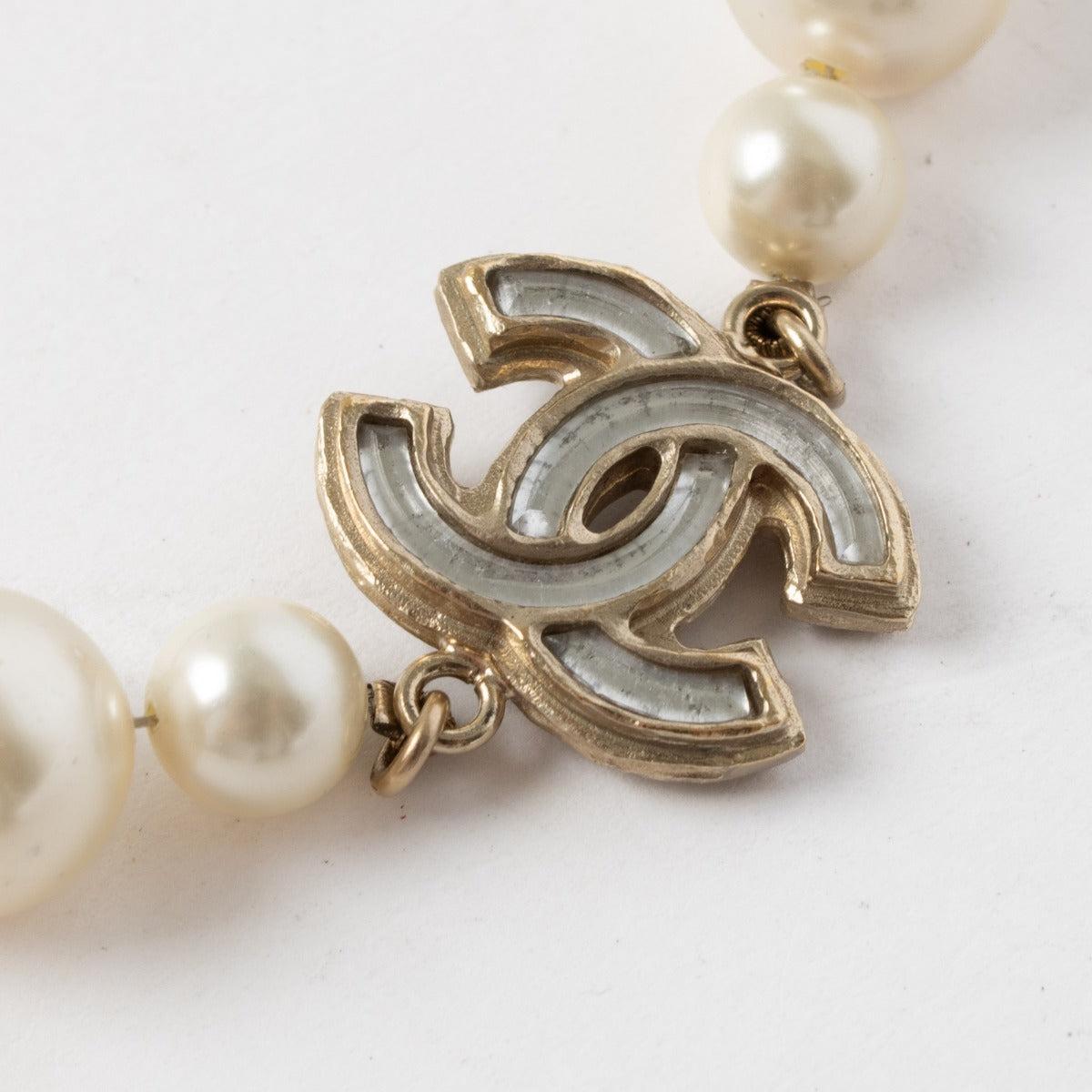 Authentic second-hand Chanel 12A Gold Pearl Necklace on labellov.com