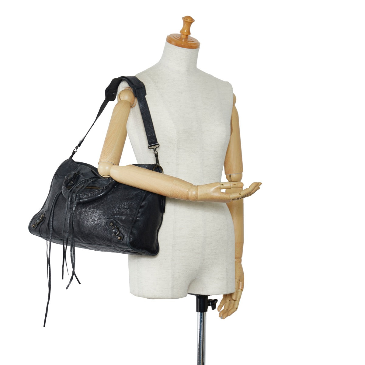 Shop safe online at Labellov in Antwerp, Brussels and Knokke this 100% authentic second hand Balenciaga Black Classic City Bag