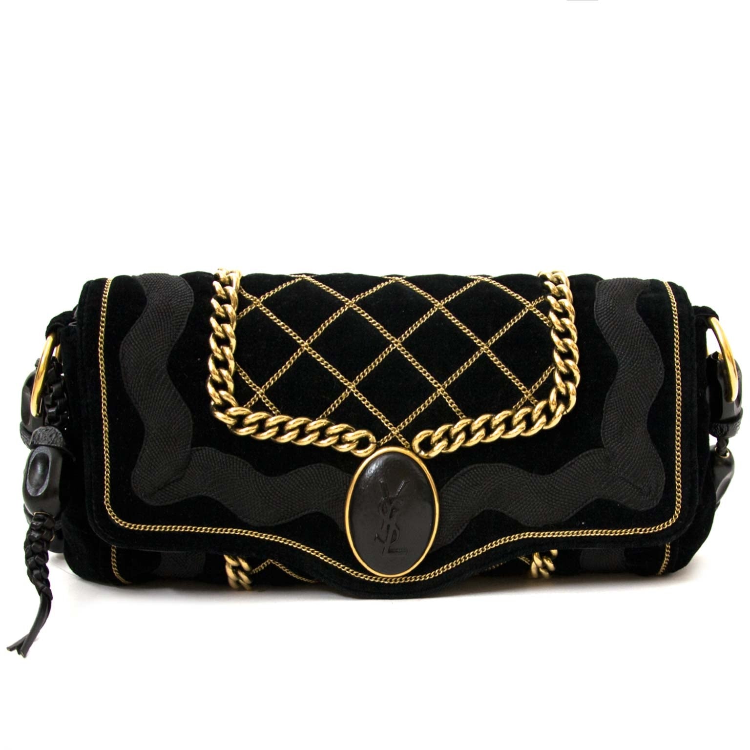 velvet shoulder bag with quilted gold-tone chain, black woven trim, wooden strap, two interior pockets and front magnetic snap closure.