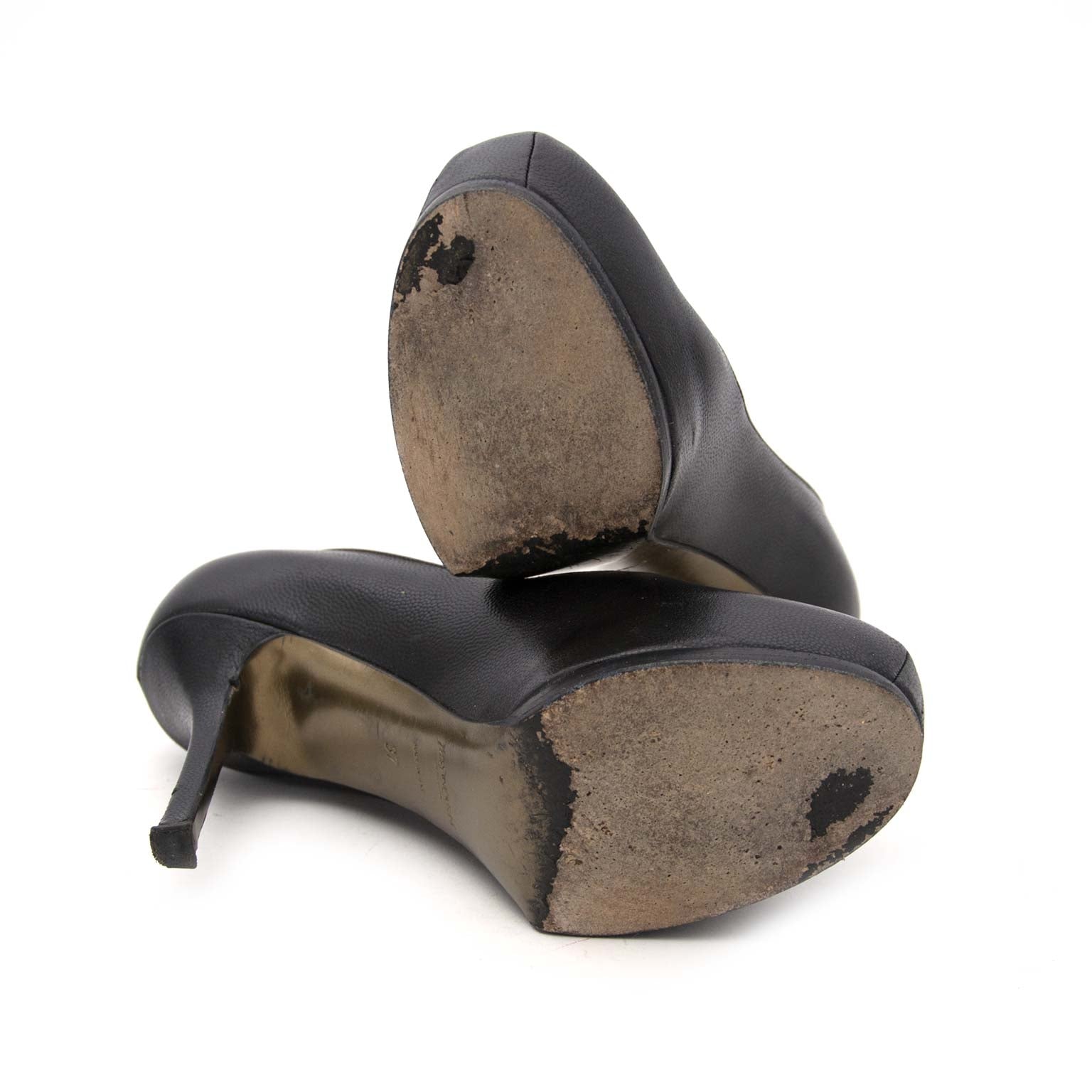 Yves Saint Laurent Black Leather Tribtoo Tribute Two Pump - Size 37 Buy authentic designer YSL secondhand shoes pumps at Labellov at the best price. Safe and secure shopping. Koop tweedehands authentieke YSL schoenen bij designer webwinkel labellov.