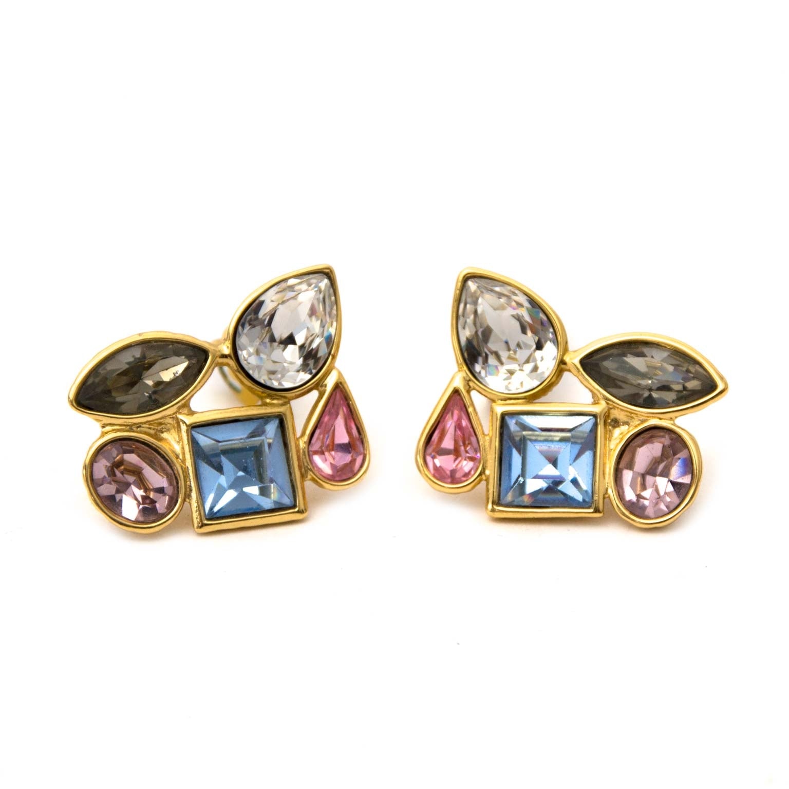 Yves Saint Laurent Coloured Clip On Earrings Buy authentic designer Yves Saint Laurent secondhand earrings at Labellov at the best price. Safe and secure shopping. Koop tweedehands authentieke Yves Saint Laurent oorbellen bij designer webwinkel labellov.