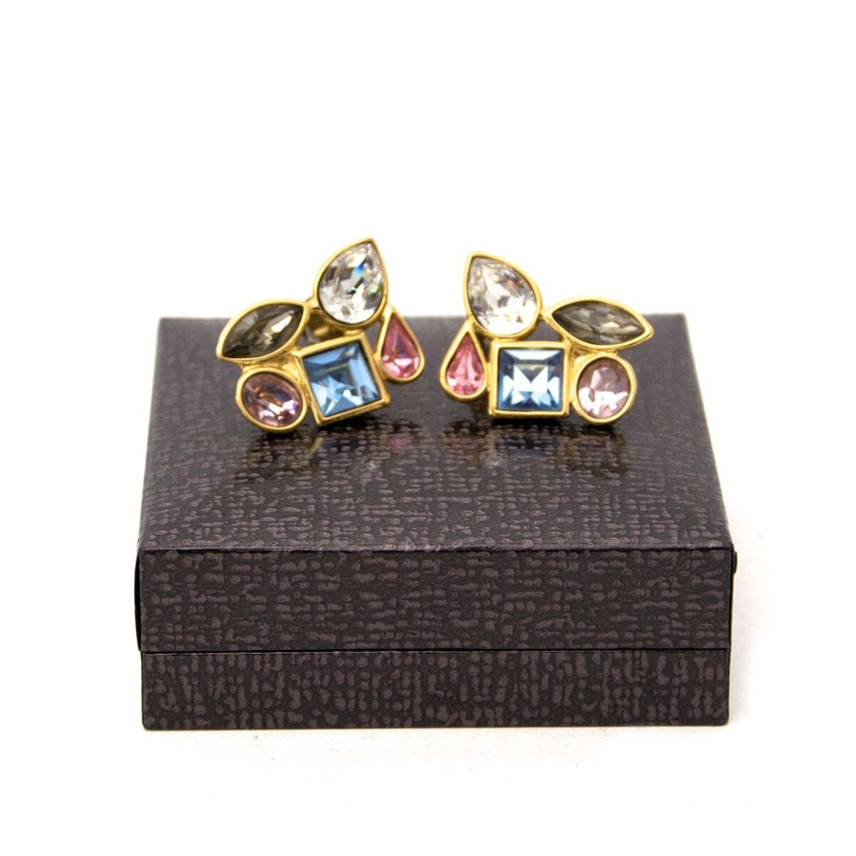 Achetez un authentique YSL boucles d’oreilles pour le bon prix chez LabelLOV.