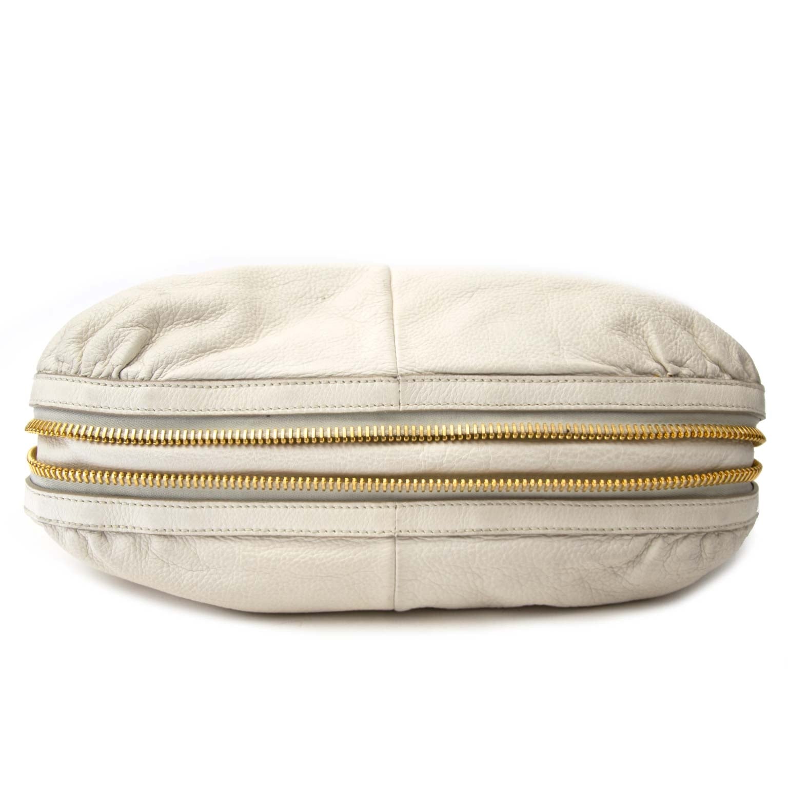 Yves Saint Laurent White Caviar Leather Hobo Bag Buy authentic designer Yves Saint Laurent YSL secondhand bags at Labellov at the best price. Safe and secure shopping. Koop tweedehands authentieke Yves Saint Laurent tassen bij designer webwinkel labellov