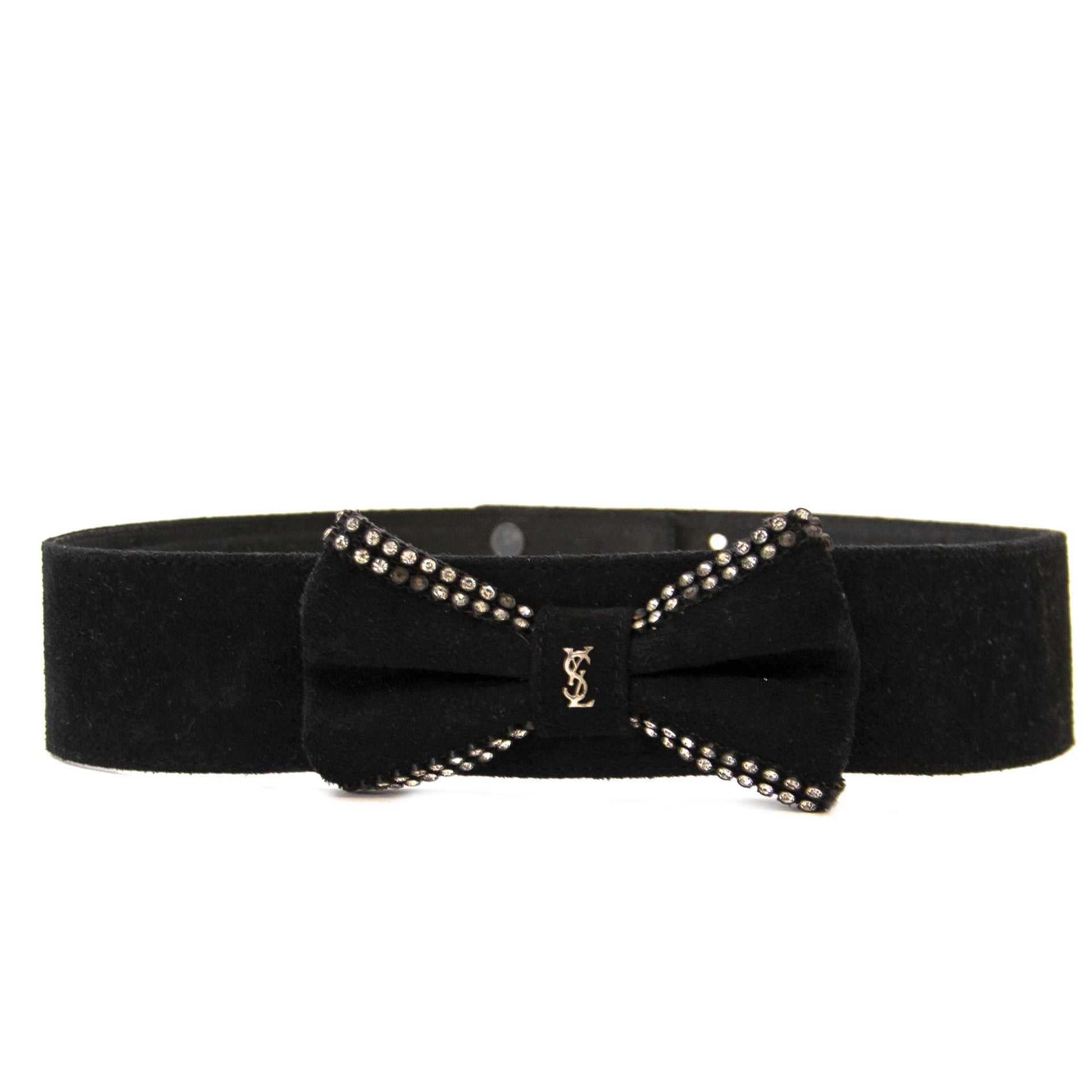 Yves Saint Laurent Black Suede Bow Belt - Size 70. Buy authentic secondhand Delvaux belts at Labellov vintage fashion webshop for the lowest price. Koop authentieke tweedehands Delvaux riemen bij Labellov vintage mode webshop voor de laagste prijs.