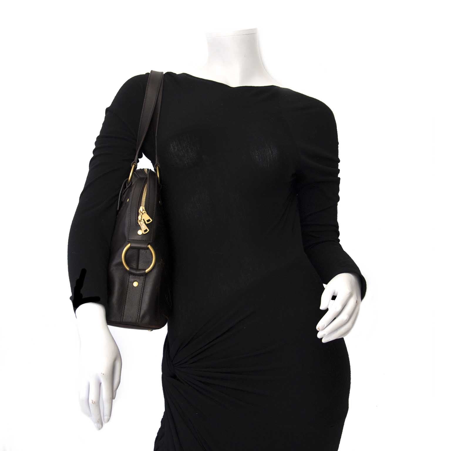 Yves Saint Laurent Brown Leather Large Muse Bag Buy authentic designer Yves Saint Laurent secondhand bags at Labellov at the best price. Safe and secure shopping. Koop tweedehands authentieke Yves Saint Laurent tassen bij designer webwinkel labellov.