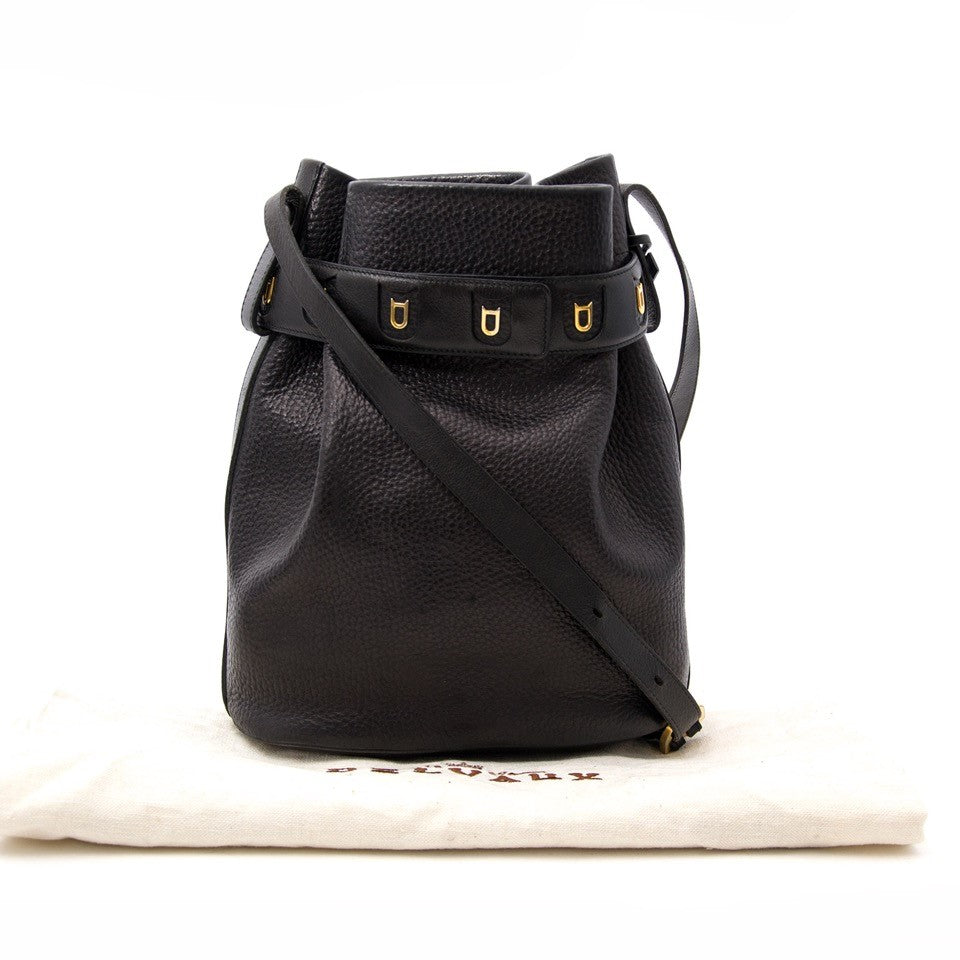 Vintage Delvaux black shoulder bag for the best price at Labellov webshop. Safe and secure online shopping with 100% authenticity. Vintage Delvaux noir sac à epaule pour le meilleur prix.