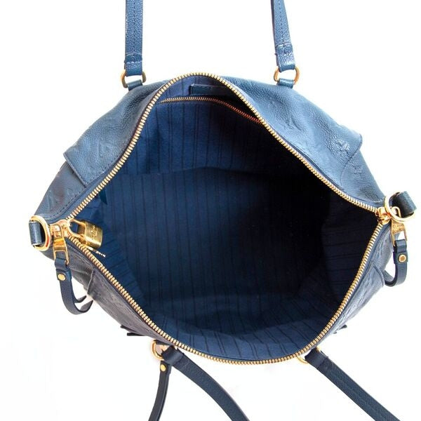 . Koop veilig online tegen de beste prijs tweedehands Louis Vuitton Infini Empreinte Lumineuse.