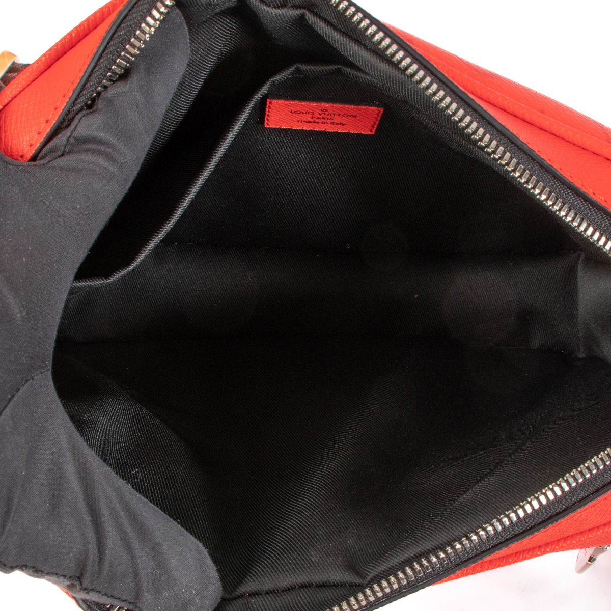 Louis Vuitton LV Taigarama red outdoor messenger Leather ref.492171 - Joli  Closet