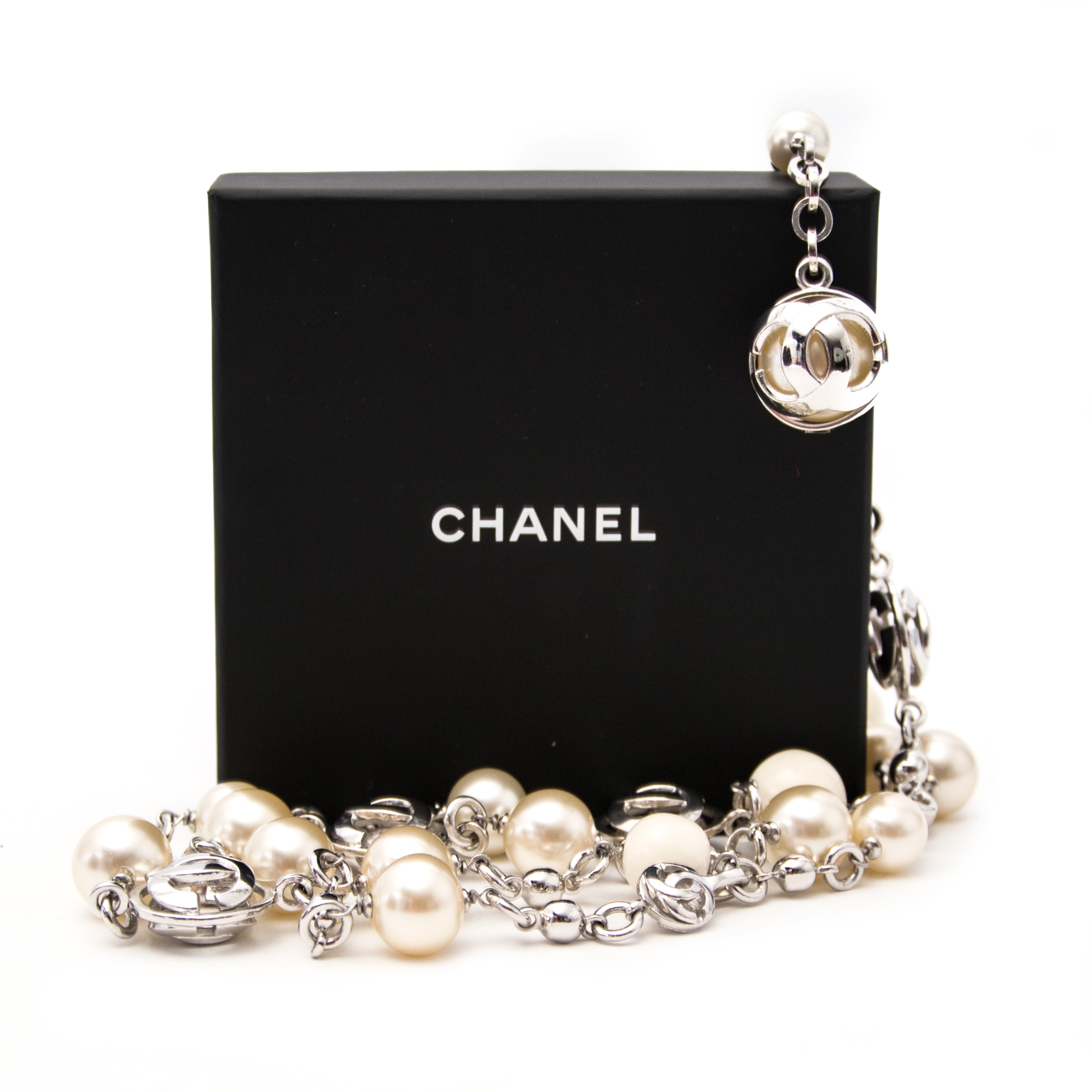 Chanel Pearl Charm Clutch with Chain ○ Labellov ○ Buy and Sell