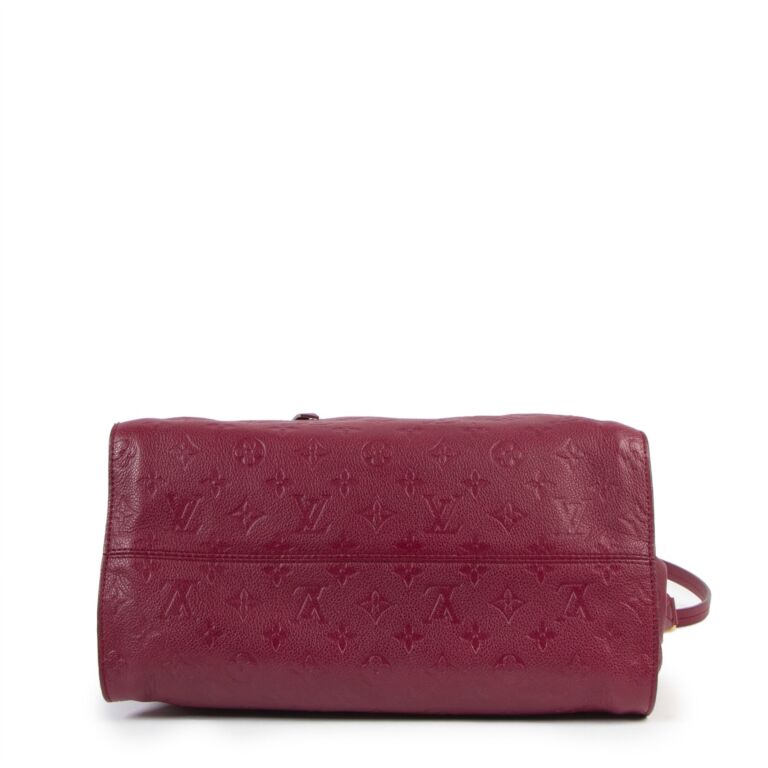 Factores de Poder - The luxurious Louis Vuitton Empreinte Lumineuse PM  Aurore Bag is crafted with soft calf leather and features an embossed Louis  Vuitton monogram in dark pink. ❤️‍🔥 The bag