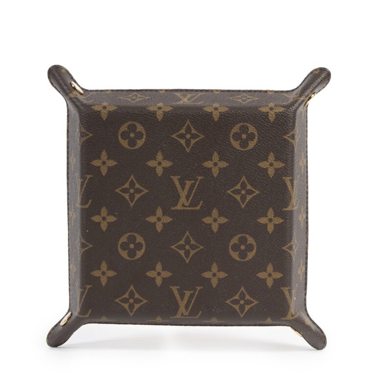 Louis Vuitton Monogram Canvas Upscaled Into a Valet Tray, Mirror Compact &  Pill Case : r/Louisvuitton