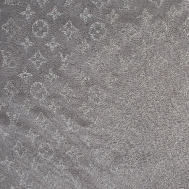 Châle monogram silk scarf Louis Vuitton Grey in Silk - 30423787