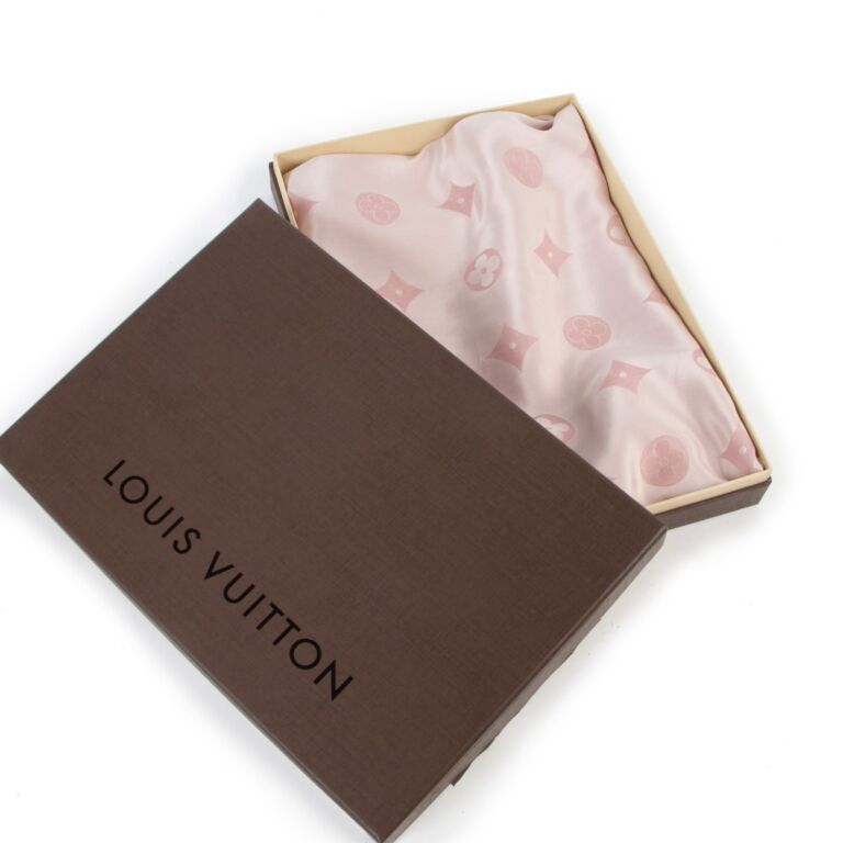 Châle monogram silk scarf Louis Vuitton Pink in Silk - 37297350