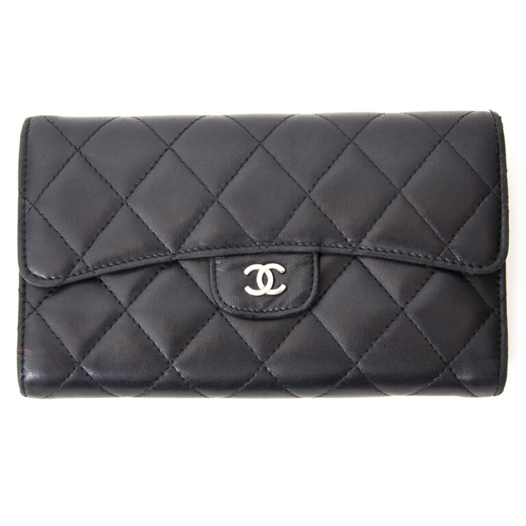 CHANEL - Black lambskin leather wallet, front clip flap …