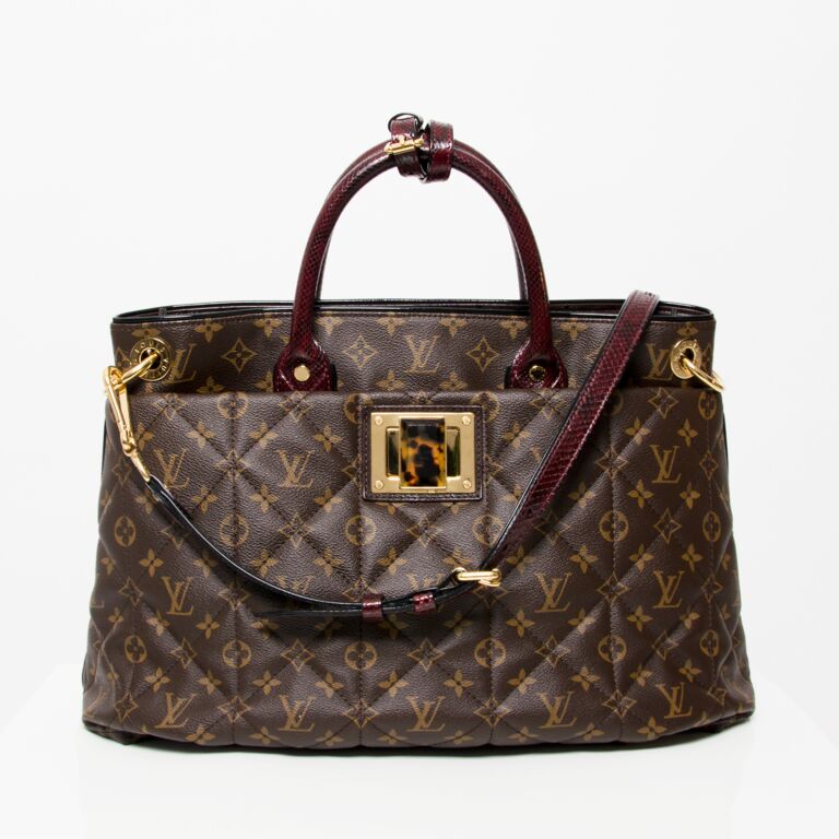 Lots of details on the Louis Vuitton Etoile Shoppers Tote. The