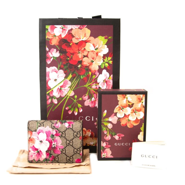 Authentic Gucci GG Blooms Pouch Bag With paperbag,cards and
