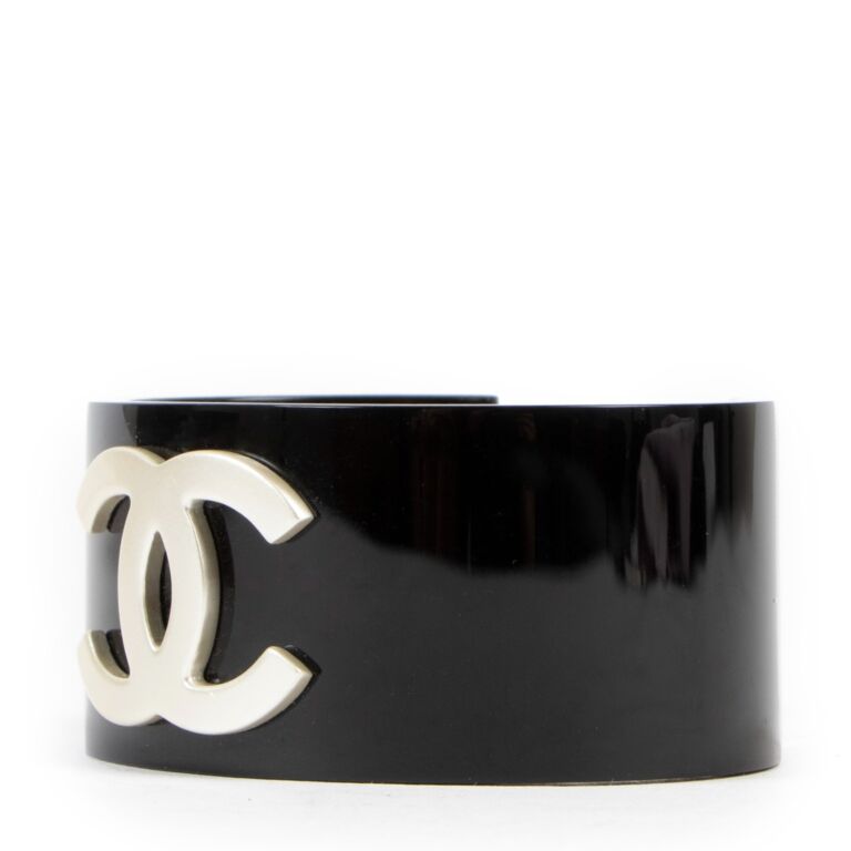 Chanel 2015 Gold Tone Resin Hinged Bangle Bracelet With Faux Pearls |  myGemma | QA | Item #132703