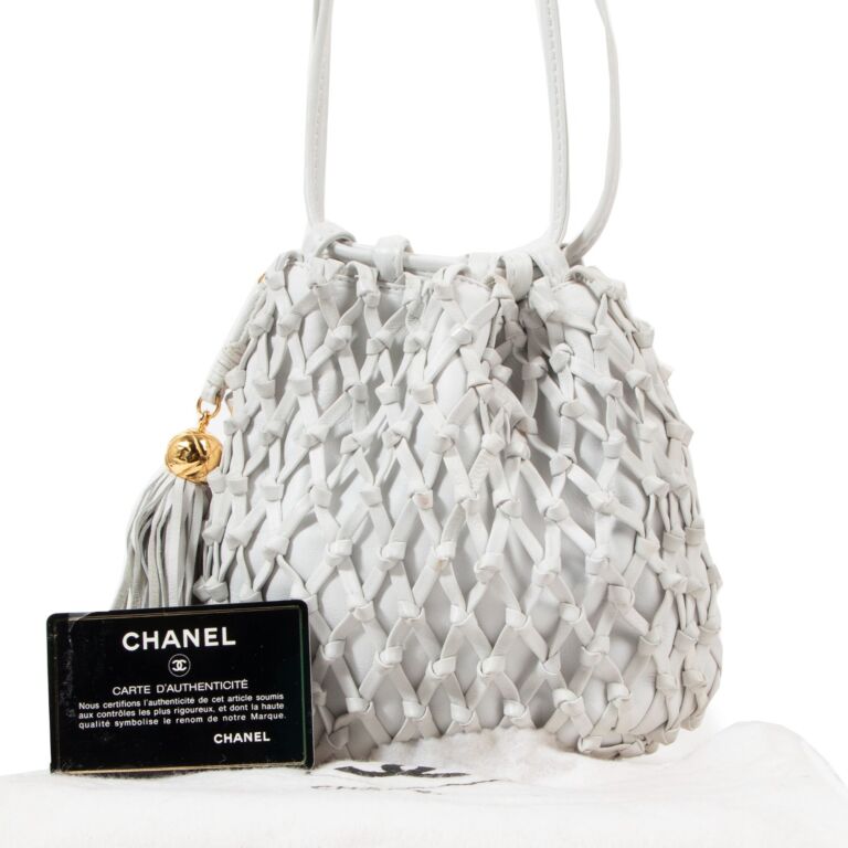 Leather handbag Chanel White in Leather - 31423443