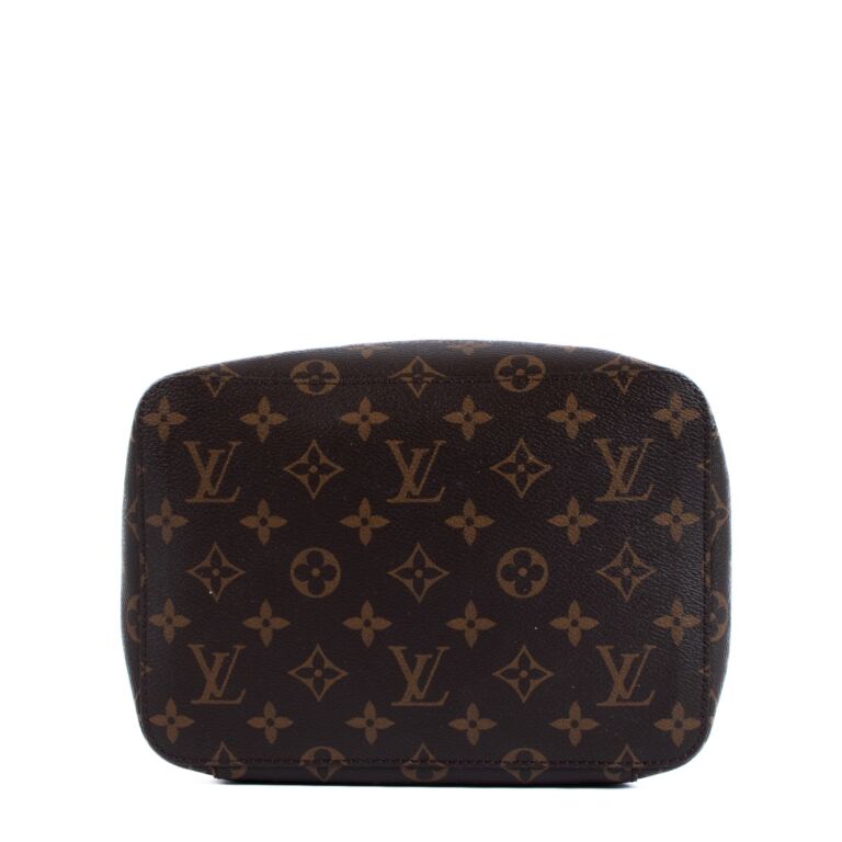 Shop Louis Vuitton Pouches & Cosmetic Bags (M46458) by aya-guilera