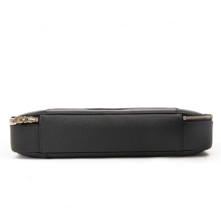 Louis Vuitton iPad Case Taiga Leather Black 1017591