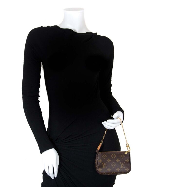 Chanel Mini O Case VS Louis Vuitton Mini Pochette Accessories + What Fits