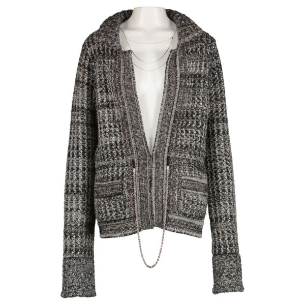 Chanel 2011 Grey Cashmere Bijoux Chain Cardigan - Size 40 for the best price at labellov secondhand luxury in Antwerp, Knokke, Brussels.