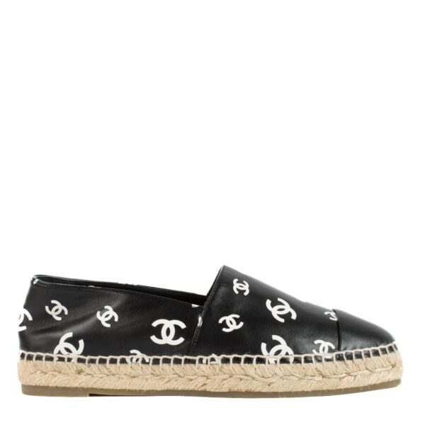 Shop safe online at Labellov in Antwerp, Brussels and Knokke this 100% authentic second hand Chanel Black & White 22S CC Logo Espadrilles - Size 40