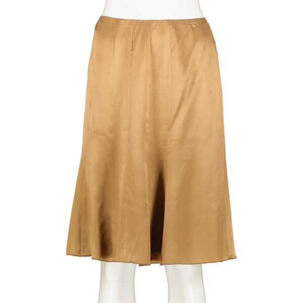 Shop safe online at Labellov in Antwerp, Brussels and Knokke this 100% authentic second hand Chanel Bronze Silk Satin Skirt - Size 38