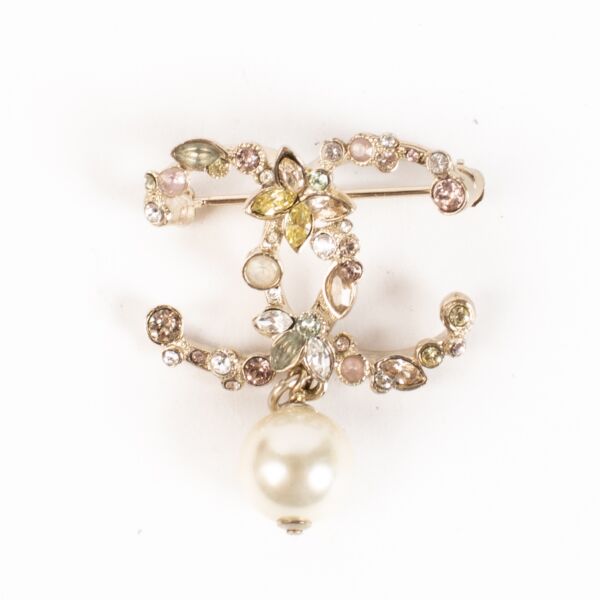 Bent u op zoek naar een authentieke Chanel 19A CC Pearl Brooch? Koop en verkoop aan de beste prijs bij Labellov tweedehands luxe.