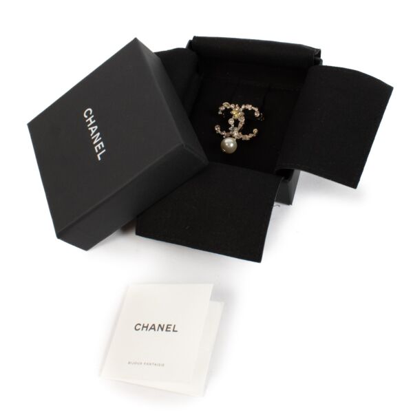 Chanel 19A CC Pearl Brooch