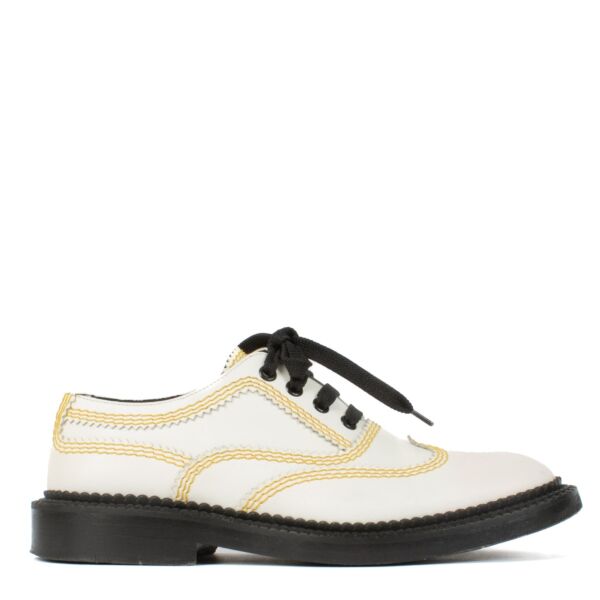 Shop safe online at Labellov in Antwerp, Brussels and Knokke this 100% authentic second hand Burberry White Leather Oxford Shoes - Size 37,5