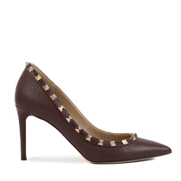 Shop safe online at Labellov in Antwerp, Brussels and Knokke this 100% authentic second hand Valentino Garavani Burgundy Leather Rockstud Pumps - Size 37,5