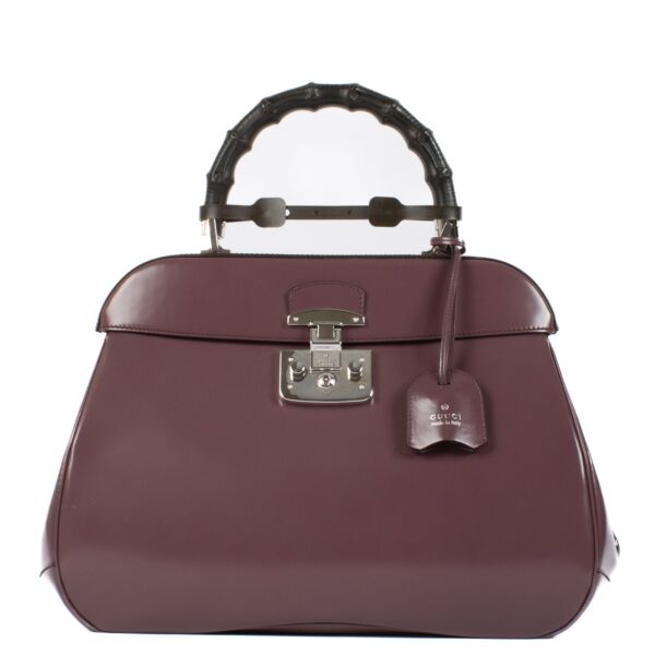 Shop safe online at Labellov in Antwerp, Brussels and Knokke this 100% authentic second hand Gucci Purple Leather Lady Lock Bamboo Top Handle Bag