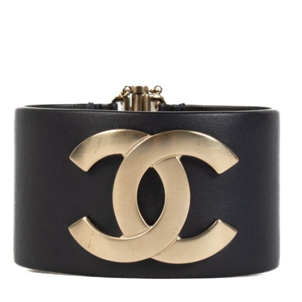 Shop safe online at Labellov in Antwerp, Brussels and Knokke this 100% authentic second hand Chanel Blue Leather Cuff Bracelet