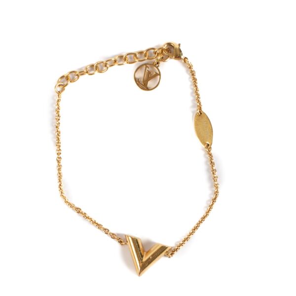 Shop safe online at Labellov in Antwerp, Brussels and Knokke this 100% authentic second hand Louis Vuitton Gold Essential V Bracelet