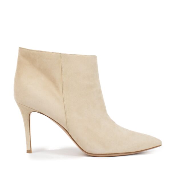 Shop safe online at Labellov in Antwerp, Brussels and Knokke this 100% authentic second hand Gianvito Rossi Beige Suede Booty Tacco 85 Ankle Boots - Size 39,5