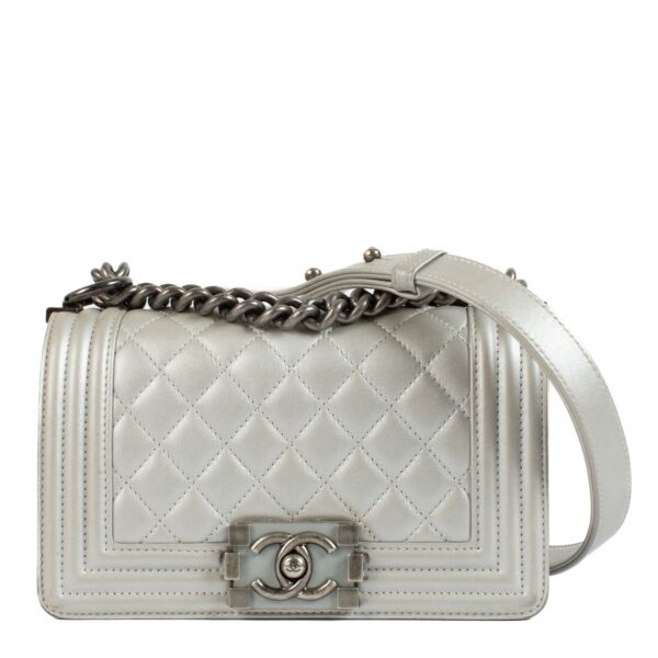 Shop safe online at Labellov in Antwerp, Brussels and Knokke this 100% authentic second hand Chanel Silver Quilted Small Boy Bag